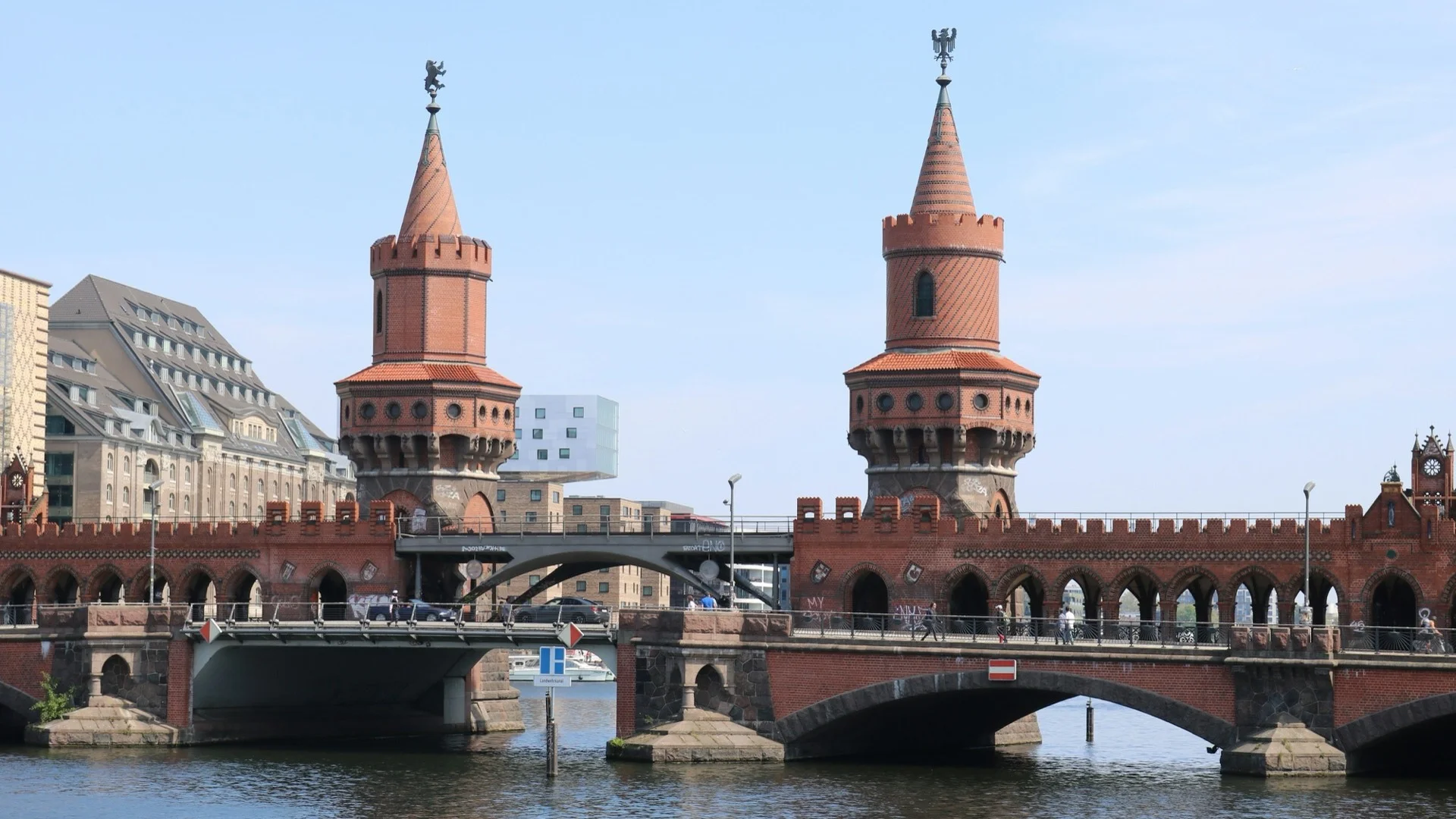 Oberbaumbrücke über die Spree in Berlin-Friedrichshain