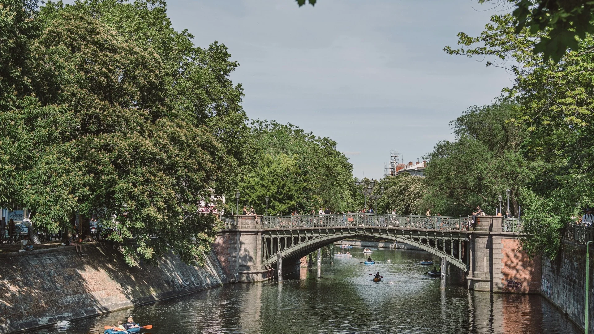 Landwehrkanal mit Bäumen in Berlin-Kreuzberg